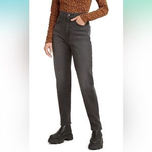 Levi’s High Waisted Mom Jean🖤